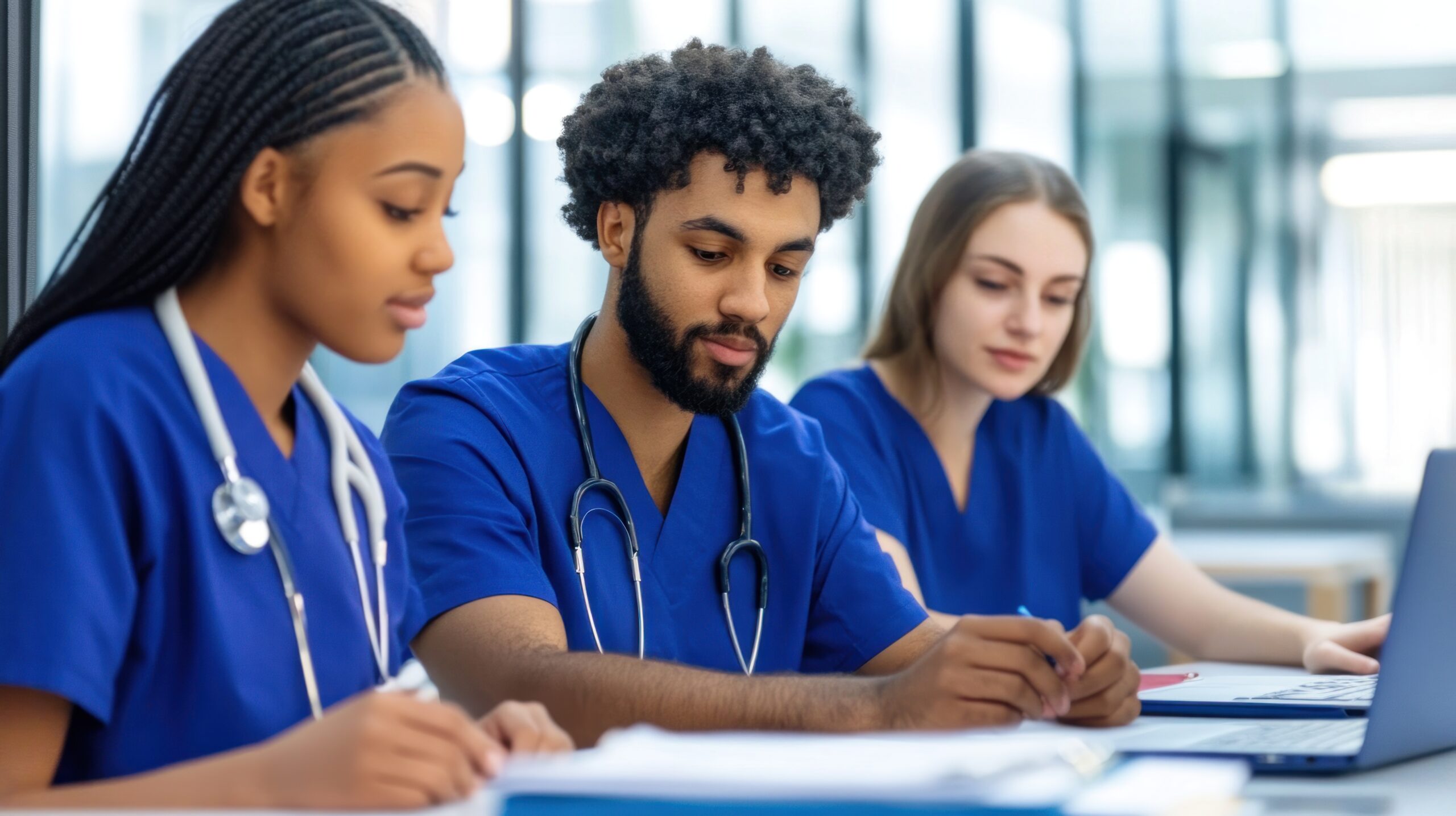 Recém-formados em Medicina participam de aula de residência médica